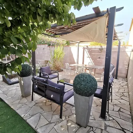 Avec Grande Piscine Et Sa Terrasse Privative * Bernis
